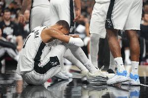 Shams：文班今早确实去了马刺的训练馆 能否出战第三场尚不确定