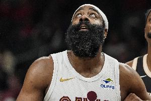不应该！哈登连续出现失误 白白交出球权