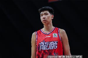 媒体人：龙狮投入在CBA排中下游 能竞争季后赛离不开全队的努力