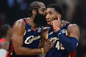 系列赛前两场哈登米切尔合计74中41得112分 后两场67中24得72分