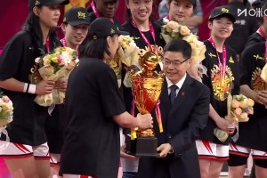 四年三冠！赛后颁奖仪式，四川女篮全队捧起总冠军奖杯！集锦